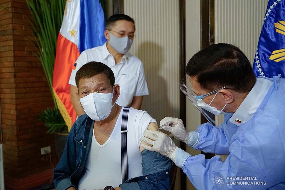 Duterte Humingi ng Paumanhin Matapos Magpaturok ng Sinopharm COVID-19 Vaccine